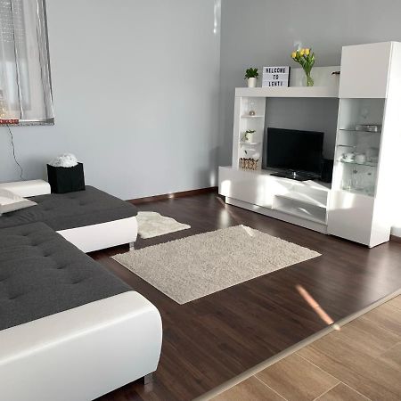 Modern Two Bedroom Flat With Balcony Lenti Dış mekan fotoğraf