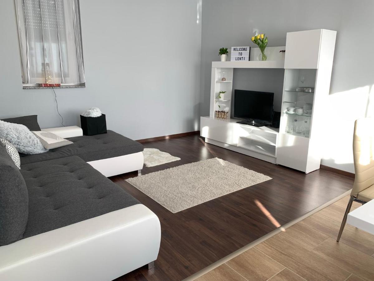 Modern Two Bedroom Flat With Balcony Lenti Dış mekan fotoğraf
